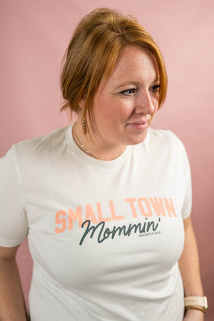 Small Town Mommin' Graphic Tee | Sizes S - 3X